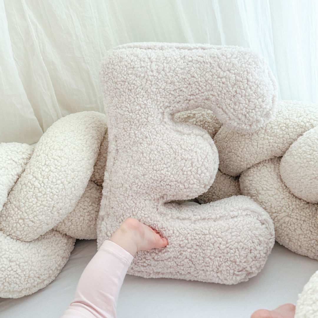 MeowBaby Buchstaben-Kissen Bearly - creme/weiß