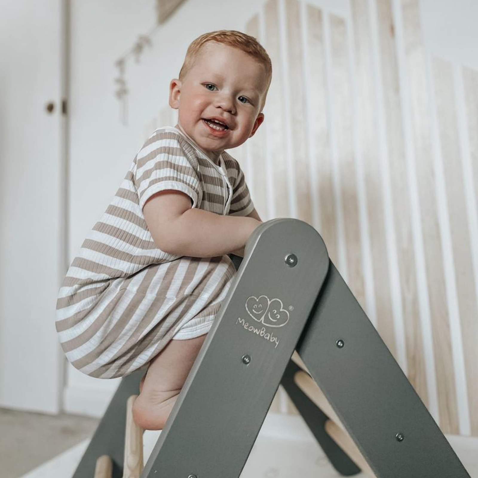 MeowBaby Kletterdreieck mit Rutsche 60x61 cm, Holz - grau